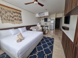 une chambre avec un lit et un salon dans l'établissement Acogedor estudio 305 wifi netflix Tulum Aldea Zama, à Tulum 36 autres photos