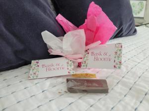 zwei Schachteln Rückenbluth Seife auf einem Bett in der Unterkunft Tambo Tranquility in Mount Tamborine