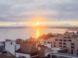 vista de uma cidade com o pôr do sol sobre a água em Departamento céntrico con vista al lago em San Carlos de Bariloche