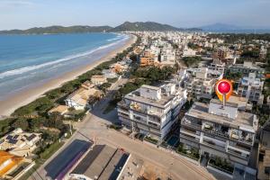 una vista aérea de una playa con edificios y un globo rojo en Mariscal 02 dormitórios, 80m do mar, com piscina, en Bombinhas