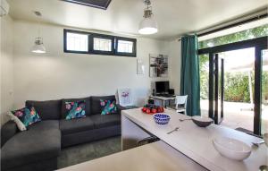 a living room with a couch and a table at Amazing Apartment In St Romans With Kitchenette 