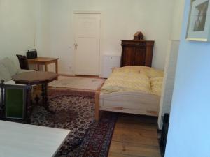 a bedroom with a bed and a table and a desk at Apartment Stadtoase Wilmersdorf in Berlin