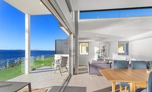 sala de estar con vistas al océano en Baydream on the Beach - With Breathtaking Water Views, en Corlette