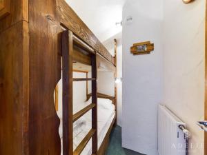 - une petite chambre avec des lits superposés et une échelle dans l'établissement Appartement Montvalezan-La Rosière, 2 pièces, 5 personnes - FR-1-398-649, à Montvalezan