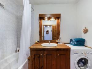 La salle de bains est pourvue d'un lavabo et d'un lave-linge. dans l'établissement Appartement Montvalezan-La Rosière, 2 pièces, 5 personnes - FR-1-398-649, à Montvalezan