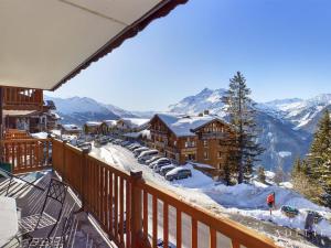 een balkon van een lodge met besneeuwde bergen bij Appartement Montvalezan-La Rosière, 2 pièces, 5 personnes - FR-1-398-649 in Montvalezan