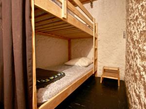 Bunk bed o mga bunk bed sa kuwarto sa Appartement Chamrousse, 3 pièces, 8 personnes - FR-1-549-108