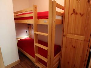 - deux lits superposés dans une petite chambre dans l'établissement Appartement Beaufort, 3 pièces, 4 personnes - FR-1-342-281, à Beaufort