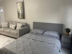 1 dormitorio con 1 cama y 1 sofá en Adorable Suite in Tampa., en Tampa