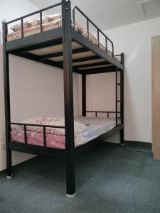 Bunk bed o mga bunk bed sa kuwarto sa Eurich Furnished Unit 2