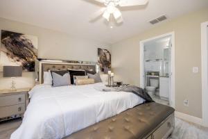 1 dormitorio con 1 cama grande y ventilador de techo en Modern Luxury Home Located in Tampa!, en Tampa