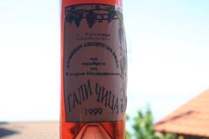 Una botella de vino con una etiqueta. en Villa Filip en Trpejca