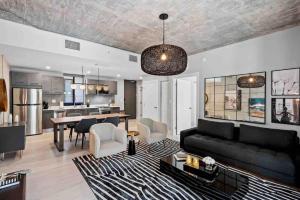 フォート・ローダーデールにあるPretty Rola 204 Upscale Spacious 1B1B Apt w King Bed at Downtown Ft Lauderdaleの黒いソファとテーブルのあるリビングルーム