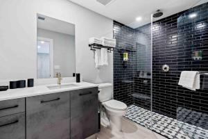 フォート・ローダーデールにあるPretty Rola 204 Upscale Spacious 1B1B Apt w King Bed at Downtown Ft Lauderdaleのバスルーム(トイレ、黒いタイル張りのシャワー付) +24枚の写真