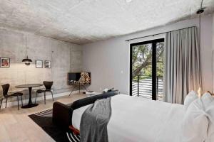 - une chambre avec un grand lit blanc et une table dans l'établissement Pretty Rola 203 Deluxe Apartment with King Bed Close to Beach and Downtown, à Fort Lauderdale