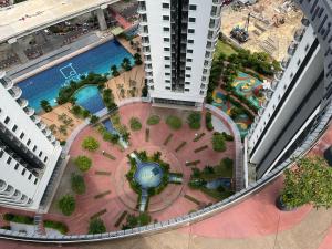 uma vista superior de um edifício com piscina em Datum Jelatek MHQ NAF Perfect, Relaxing, Sky Ring Bridge em Kampong Datok Keramat