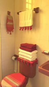 a pile of towels in a bathroom with a sink at Amplio Dpto. céntrico con cochera y terraza. in San Cristóbal de Las Casas +26 photos