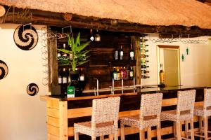 un bar con sillas y una barra en un restaurante en Avela Lodge, en Hekpoort