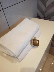 Una toalla en una mesa con un reloj. en Aelia Boutique Apartments en Argostoli