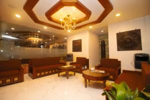 eine Lobby mit Sofas, Tischen und einem Kronleuchter in der Unterkunft Hotel Tapas - Near Tribhuvan International Airport in Kathmandu