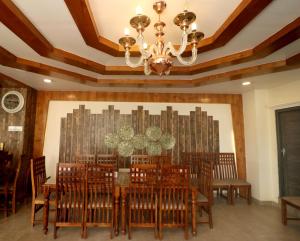 ein Esszimmer mit einem Kronleuchter an der Decke in der Unterkunft Hotel Tapas - Near Tribhuvan International Airport in Kathmandu