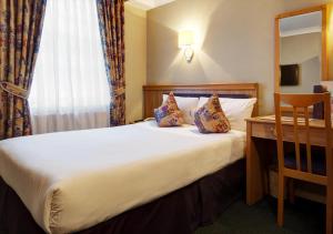 Postel nebo postele na pokoji v ubytování Berjaya Eden Park London Hotel
