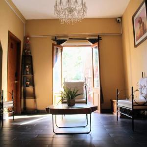 um quarto com uma mesa com uma planta em vasos em Casa Jardín em Guanajuato