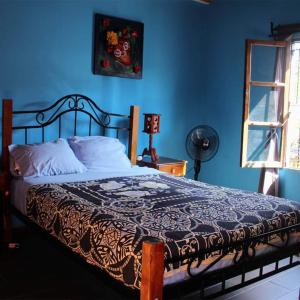 um quarto azul com uma cama com uma parede azul em Casa Jardín em Guanajuato