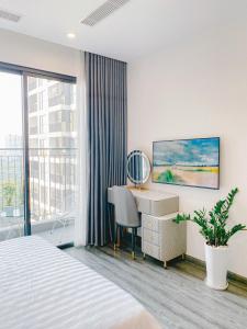 河內的住宿－Apartment 1BR-FL12th-R103 Building-Vinhome Ocean Park，一间卧室配有书桌、床和窗户。