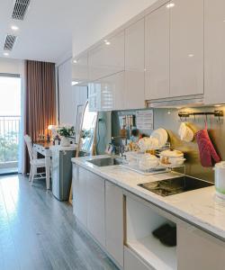 河內的住宿－Apartment 1BR-FL12th-R103 Building-Vinhome Ocean Park，厨房配有白色橱柜和台面