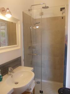 uma casa de banho com um lavatório e um chuveiro em Le Clementine B&B em Camogli