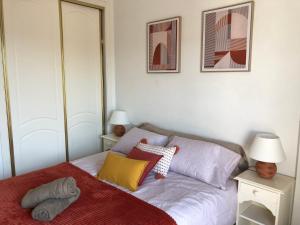sypialnia z łóżkiem z kolorowymi poduszkami w obiekcie L' Azotea del Sol appartement typique w mieście La Puebla +37 zdjęć
