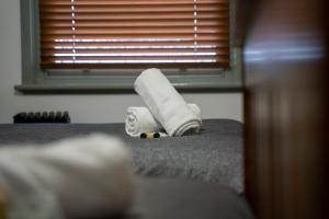 un rouleau de papier toilette assis au-dessus d'un lit dans l'établissement The Coramba Hotel, à Coramba