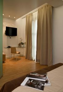 TV a/nebo společenská místnost v ubytování Chic Hotel