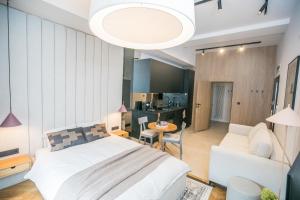 トルンにあるApartament Migdałowyのベッドとリビングルームのある寝室