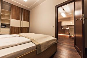een slaapkamer met een bed en een glazen schuifdeur bij Sonia Apartments in Jūrmala