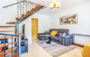 ロス・アルカサレスにある2 Bedroom Awesome Home In Los Alcázaresのソファと階段のあるリビングルーム
