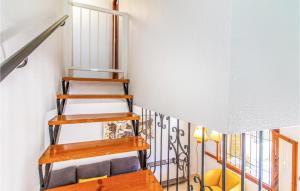 ロス・アルカサレスにある2 Bedroom Awesome Home In Los Alcázaresの木の階段