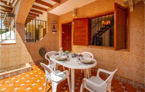 ロス・アルカサレスにある2 Bedroom Awesome Home In Los Alcázaresの白いテーブルと椅子のあるダイニングルーム +8枚の写真