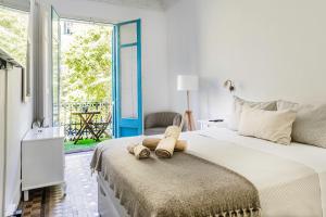 1 dormitorio con 1 cama con 2 toallas en B-Garden BCN, en Barcelona