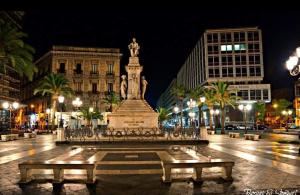 uma estátua no meio de uma cidade à noite em Happy Home em Catânia