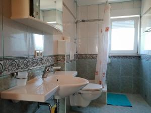 Kúpeľňa v ubytovaní Apartments by the sea Soline, Krk - 19324 + 15 fotografií