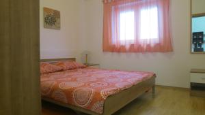 Zdjęcie z galerii obiektu Apartments with a parking space Malinska, Krk - 19285 w mieście Malinska