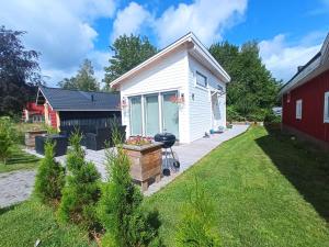 une petite maison blanche avec un jardin dans l'établissement Hagavik 8, à Växjö