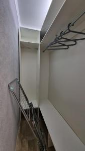 ein Gehweg in einem Raum mit einer Decke in der Unterkunft Квартира у моря in Aqtau + 5 Fotos