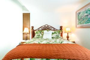 希洛的住宿－Waiakea Villas 2-207，一间卧室配有一张带枕头的床