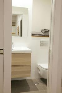 ヒホンにあるAPARTAMENTO BARRIO DE LA ARENAのバスルーム(白い洗面台、トイレ付)
