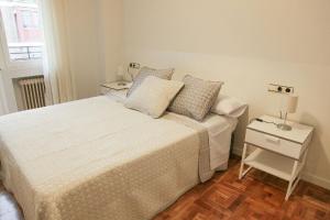 ヒホンにあるAPARTAMENTO BARRIO DE LA ARENAのベッドルーム(白いベッド1台、ナイトスタンド付)