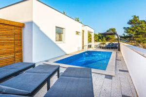 Πισίνα στο ή κοντά στο Luxury villa with a swimming pool Vir - 19346