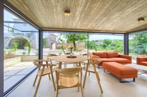 ein Wohnzimmer mit Tisch und Stühlen und einer Couch in der Unterkunft Family friendly house with a swimming pool Bajcici, Krk - 19311 in Vrh